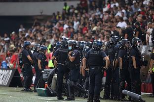 皇家马德里有意出人意料地任命阿隆索为新任主教练，而伯纳乌球员则被指控“扰乱秩序”。