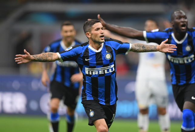 北京时间12月10日晚18：00，亚冠精英联赛东亚区小组赛将迎来一场决定出线命运的关键对决。（亚冠精英联赛东亚区小组赛生死战将于北京时间12月10日18：00打响）