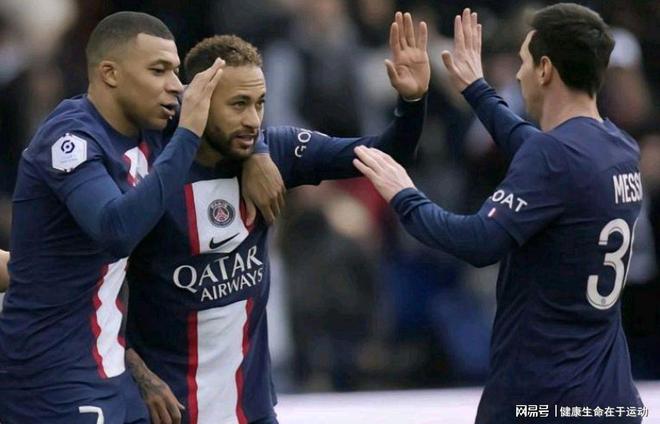 鞋底蹬踏跟腱位！西蒙斯致歉：范戴克是我的队长，我不会故意伤害他或任何人（鞋钉误踩跟腱引争议，西蒙斯道歉：范戴克是我队长，我绝无伤人之意）