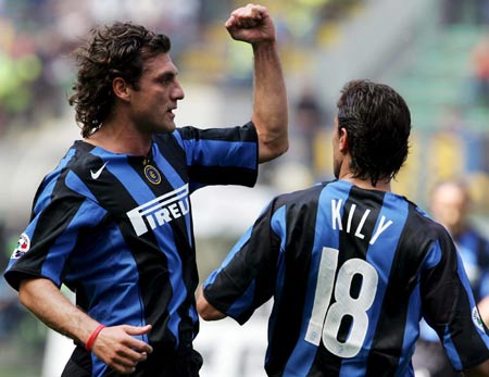 浙江男篮以55-54战胜深圳男篮，约翰逊和兰道夫贡献关键得分，浙江内线优势明显，深圳末节发力缩小分差，但最终惜败。