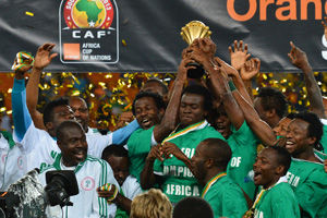 伤愈回归，三笘薰重返球场进行单独训练