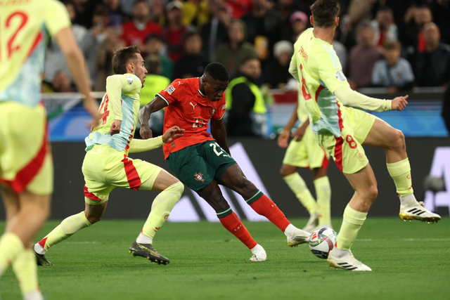 英超最新积分榜：阿森纳6分领跑，切尔西曼城紧追，热刺跌至第9（英超积分榜出炉：阿森纳领先6分，曼城切尔西紧逼，热刺降至第9）