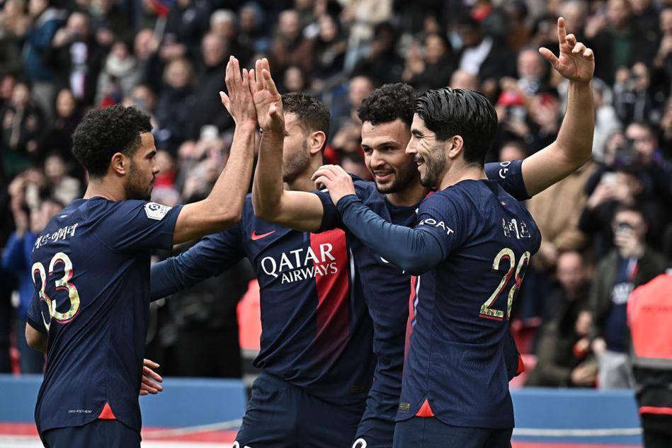 NBA杯半场：东契奇&里夫斯合砍37分，詹姆斯2分，独行侠62-60领先湖人