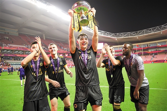 国米赛中年轻球员崛起，老将挣扎，球队面临转型与平衡挑战。