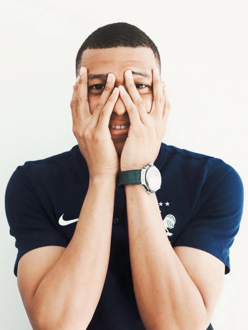 中国澳门球员：澳门联赛球员平均每场收入约445-890元人民币