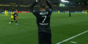 76人以123-114战胜雄鹿，马克西砍54分，助球队逆转三连败，稳居东部第六。